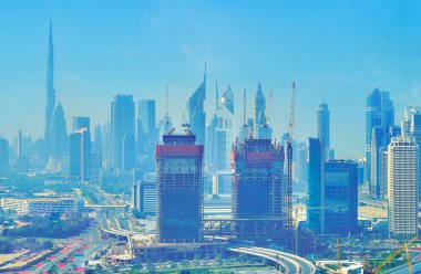 DUBAI, BAE - 6 Mart 2020: Dubai Şehir Merkezi 'nin Burj Khalifa, Jumeirah Emirates Kuleleri, Dubai Dünya Ticaret Merkezi ve diğer fütüristik binalarla birlikte bulutlu sabah silueti, 6 Mart' ta Dubai 'de