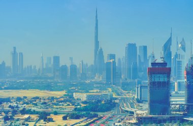 DUBAI, BAE - 6 Mart 2020: Dubai 'nin ünlü kuleleri Burj Halife, Jumeirah Emirates Kuleleri, Rolex Tower ve diğerleri ile birlikte 6 Mart' ta Dubai 'de toz bulutu içinde şehir merkezinin silueti