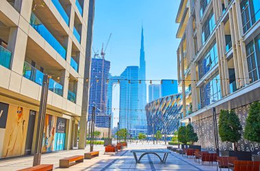 DUBAI, BAE - 6 Mart 2020: Amazing Burj Khalifa, Address Sky View ve Al Wasl Tower, 6 Mart 'ta Dubai' de şehir yürüyüşü mahallesindeki ara sokaktan yapım aşamasında.
