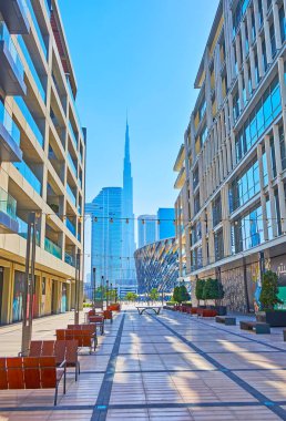 DUBAI, BAE - 6 Mart 2020: 6 Mart 'ta Dubai' de, Burj Halife, Adres Gökyüzü Görünümü ve El Wasl Kulesi manzaralı, Şehir Yürüyüşü Mahallesi 'ndeki karanlık sokak
