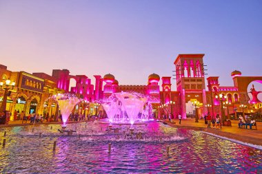 DUBAI, BAE - 6 Mart 2020: Küresel Köy Dubai Kültür Meydanı 'ndaki parlak mor ışıklı dans çeşmeleri, 6 Mart' ta Dubai 'de
