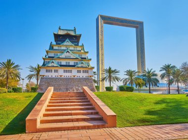 DUBAI, BAE - 6 Mart 2020: Zabeel Park, Dubai Frame 'de 6 Mart' ta Dubai 'de yemyeşil ve mini Osaka Kalesi' nin ön planında harika manzaralara sahiptir.