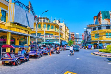 BANGKOK, THAILAND - 23 Nisan 2019: 23 Nisan 'da Bangkok, Tayland' da, yol boyunca tuk-tuk taksi hattı