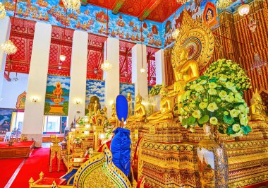 BANGKOK, THAILAND - 23 Nisan 2019: Ubosot tapınağı Wat Chana Songkhram manastırında altın Lord Buddha ile sunak, 23 Nisan 'da Tayland' ın Bangkok kentinde