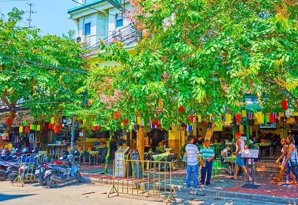 stock image BANGKOK, THAILAND - APRIL 23, 2019: The shady outdoor terraces of the restaurants in tourist area of historic district, on April 23 in Bangkok