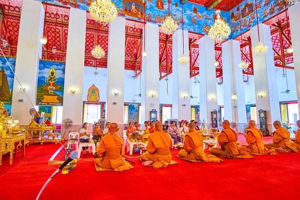 Bangkok Tailandia Abril 2019 Los Monjes Bikkhu Los Devotos Budistas — Foto de Stock