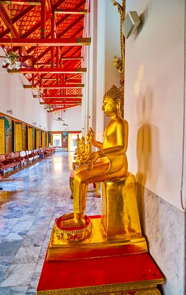 Bangkok Tajlandia Kwietnia 2019 Linia Siedząca Buddhar Korytarzu Świątyni Ubosot — Zdjęcie stockowe