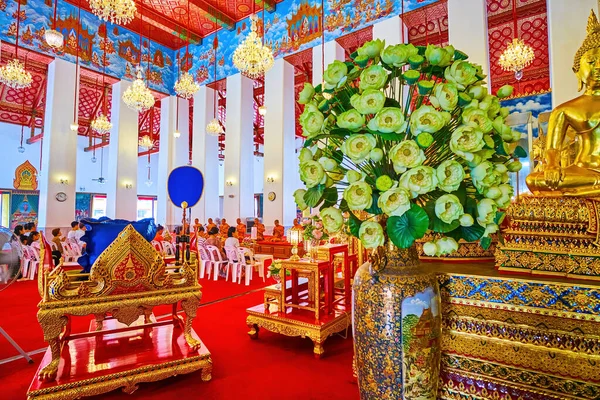 stock image BANGKOK, THAILAND - APRIL 23, 2019: Flowers in vase at the altar of Ubosot of Wat Chana Songkhram monastery , on April 23 in Bangkok, Thailand