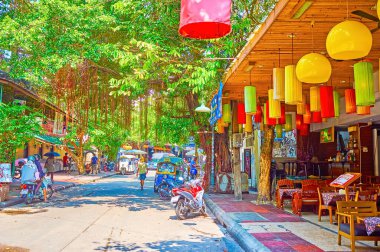 BANGKOK, THAILAND - 23 Nisan 2019: 23 Nisan 'da Bangkok' ta sayısız turist restoranının önünden geçen gölgeli Rambuttri Geçidi boyunca gezinti