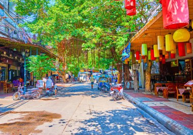 BANGKOK, THAILAND - 23 Nisan 2019: Banyan ağacıyla kaplı gölgeli Rambuttri Sokağı, 23 Nisan 'da Bangkok' ta