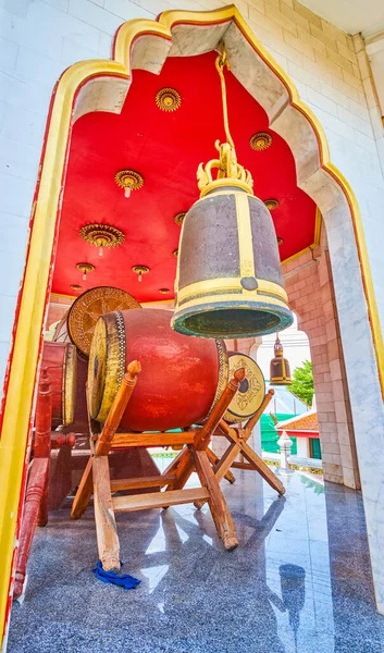 泰国曼谷Wat Chana Songkhram修道院建筑群的大型仪式鼓 — 图库照片
