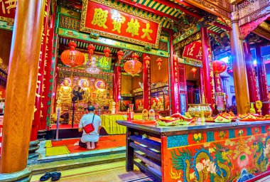 BANGKOK, THAILAND - 23 Nisan 2019: Yaşlılar, 23 Nisan 'da Bangkok, Tayland' daki Wat Mangkon Kamalawat Tapınağı 'nda dua edebilir.