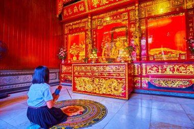 BANGKOK, THAILAND - 23 Nisan 2019: 23 Nisan 'da Bangkok, Tayland' daki Wat Mangkon Kamalawat Çin tapınağında dua edin