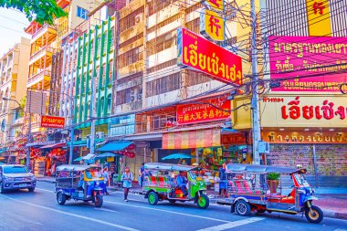 BANGKOK, THAILAND - 23 Nisan 2019: Çin Mahallesi 'nin göbeğindeki Charoen Krung Yolu' nda Tuk tuk taksileri, 23 Nisan 'da Bangkok, Tayland