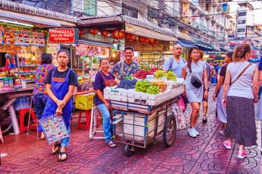 BANGKOK, THAILAND - 23 Nisan 2019: Mutlu taze üzüm tüccarları Çin Mahallesi 'ndeki akşam pazarında 23 Nisan' da Tayland 'ın Bangkok kentinde sohbetin tadını çıkarıyor