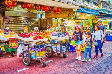 BANGKOK, THAILAND - 23 Nisan 2019: Çin Mahallesi 'nin 23 Nisan' da Bangkok, Tayland 'da bulunan yerleşim yerlerinin caddelerindeki yemek sokağı