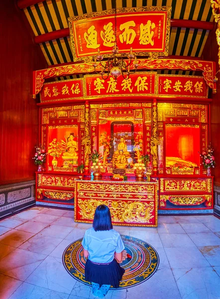 Bangkok Tailandia Abril 2019 Mujer Joven Reza Altar Del Templo — Foto de Stock