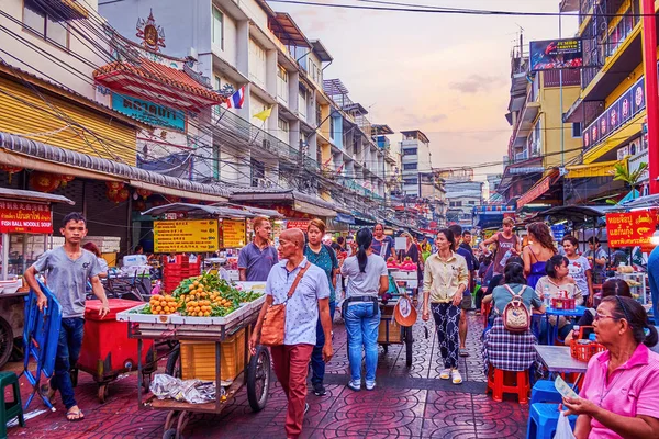 2019 방콕에서 열리는 차이나타운의 시장에 군중들 — 스톡 사진