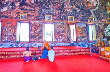 BANGKOK, THAILAND - 23 Nisan 2019: Bhikkhu keşişi, 23 Nisan 'da Tayland' ın Bangkok kentinde, Wat Arun Tapınağı 'nda dindarlarla konuşuyor.