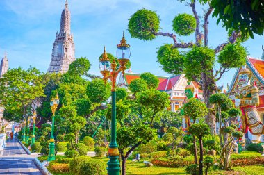 Wat Arun kompleksi, Bangkok, Tayland 'da budanmış ağaç ve çalıları olan küçük bir süs bahçesi.