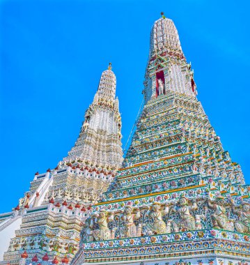 Beyaz Wat Arun Prangaları, renkli porselen süslemeler ve ruh heykelleri, Bangkok, Tayland