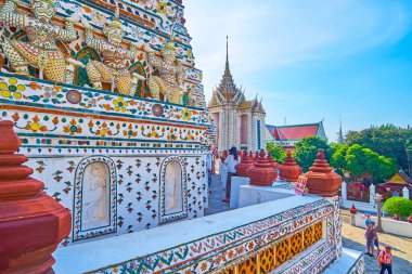 BANGKOK, THAILAND - 23 Nisan 2019: Wat Arun beyaz Prangs kompleksinin harika porselen dekorasyonunun keyfini çıkarın, 23 Nisan 'da Bangkok, Tayland