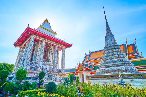 Colorati Santuari Piastrellati Chedi Del Complesso Wat Arun Bangkok Thailandia — Foto Stock