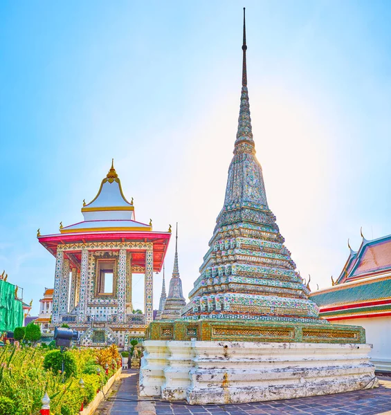 Chedi Les Sanctuaires Temple Wat Arun Décorés Porcelaine Colorée Bangkok — Photo