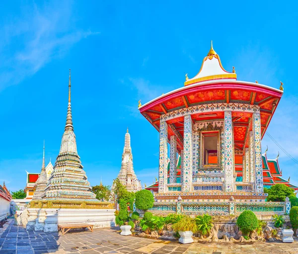 Coloridos Santuarios Azulejos Blancos Chedies Con Prang Principal Wat Arun — Foto de Stock