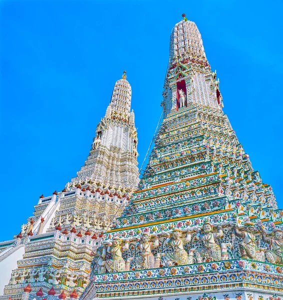 Prangs Blanco Excepcional Wat Arun Con Coloridas Decoraciones Porcelana Esculturas — Foto de Stock