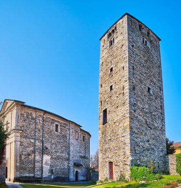 Ortaçağ San Quirico Kilisesi 'nin çan kulesi yeşil bahçeyle çevrili, Locarno, İsviçre