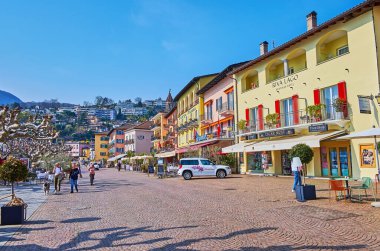 ASKONA, SWitzERLAND - 28 Mart 2022: Piazza Giuseppe Motta 28 Mart 'ta Ascona' da renkli tarihi konutlar, turist restoranları, dağlardaki muhteşem manzaralar ve Lake Maggiore 'a sahip.