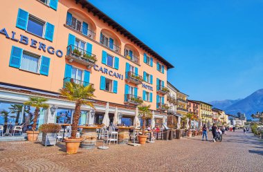 Tarihi evler, açık hava restoranları ve Piazza Giuseppe Motta 'daki barlar sınırı - Ascona, İsviçre' deki göl kenarındaki toprak toprak set