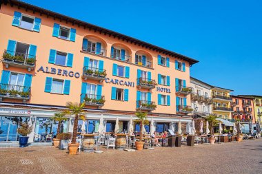 ASKONA, SWitzERLAND - 28 Mart 2022: Piazza Giuseppe Motta, güzel evleri, açık hava restoranları ve turistik otelleri olan 28 Mart 2022