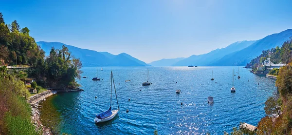 瑞士阿斯科纳 美丽的蓝色马焦雷湖全景 在雾蒙蒙的阿尔卑斯山前 有波纹的水面和系泊的游艇 — 图库照片