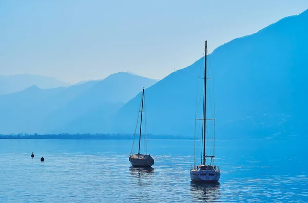 Пароплавні Яхти Пливуть Озері Маджоре Кидаються Туманні Альпи Локарно Швейцарія — стокове фото