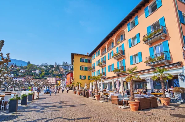 色の歴史的な家 屋外レストラン 観光ホテル アスコナ スイスと広場ジュゼッペ モッタ — ストック写真