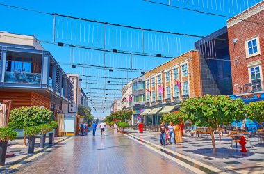 DUBAI, BAE - 6 Mart 2020: 6 Mart 'ta Dubai' de Tuğla binalar ve yemyeşil mini ağaçlarla birlikte Şehir Yürüyüşü alışveriş merkezinin yaya sokağı