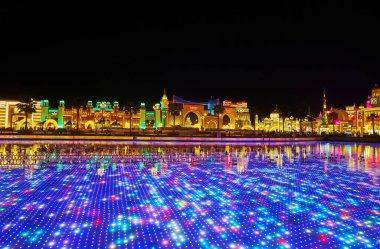 DUBAI, BAE - 6 Mart 2020 'de Dubai' deki Global Village Dubai gölündeki su altı LED ekranındaki güzel ışık gösterisi