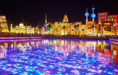 DUBAI, BAE - 6 Mart 2020 'de Dubai' deki Global Village Dubai göletindeki su altı LED ekranındaki ışık gösterisini izleyin.
