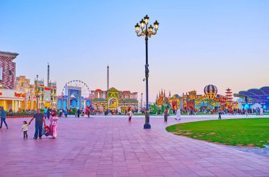 DUBAI, BAE - 6 Mart 2020 'de Dubai Global Village Dubai' de akşam manzarası süslenmiş ticaret pavyonları ve Luna parkı, 6 Mart 'ta Dubai' de