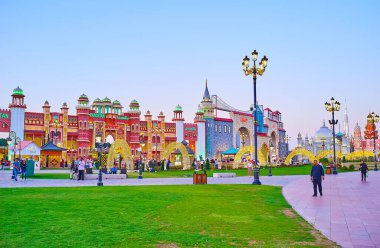 DUBAI, BAE - 6 Mart 2020: 6 Mart 'ta Dubai' de, Global Village Dubai 'nin manzaralı cepheleri