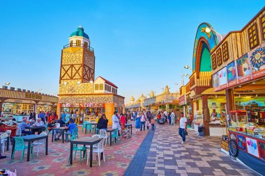 DUBAI, BAE - 6 Mart 2020: Dubai Küresel Köy Pavyonu, 6 Mart 'ta Dubai' de İstanbul Bakire Kulesi 'nin kopyasıyla süslenmiş güzel yemek salonuyla övünüyor