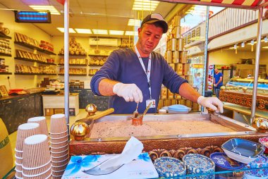 DUBAI, BAE - 6 Mart 2020: Barista, 6 Mart 'ta Dubai' de kum tepsisiyle geleneksel Türk kahvesi hazırlıyor.