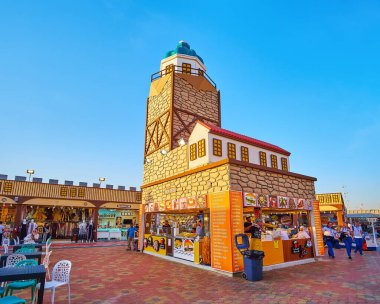 DUBAI, BAE - 6 Mart 2020: Dubai Global Village Dubai 'deki Pavilion, 6 Mart' ta Dubai 'deki küçük meydanın ortasında yer alan Maiden Tower replica' daki yemek büfeleriyle birlikte