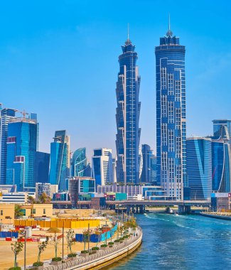 DUBAI, BAE - 6 Mart 2020: Fütürist JW Marriot Marquis, İş Körfezi 'nin yoğun binalarıyla çevrili, 6 Mart' ta Dubai 'de