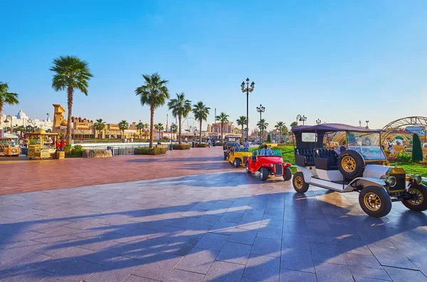 Linjen Vintage Turistbilar Det Centrala Torget Global Village Dubai Med — Stockfoto