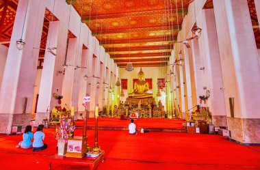 BANGKOK, THAILAND - 23 Nisan 2019: Wat Mahathat Ubosot tapınağında Altar ve Golden Phra Si Santhe Buddha ile birlikte 23 Nisan 'da Tayland' ın Bangkok kentinde dua salonu.