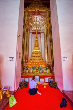 BANGKOK, THAILAND - 23 Nisan 2019: Genç bayan 23 Nisan 'da Bangkok, Tayland' daki Golden Stupain Phra Mondop Mahathat Tapınağı 'nda dua ediyor.