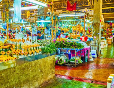 BANGKOK, THAILAND - 23 Nisan 2019: Büyük Park Khlong Talat Çiçek Pazarı 'nda 23 Nisan' da Bangkok 'ta kesilmiş çiçekler, çiçek çelenkleri, güzel kokulu taç yaprakları ve çiçek desenleri sunuldu.